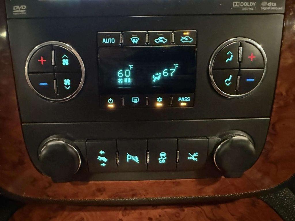 Chevrolet Avalanche 4WD Crew Cab LTZ 2012