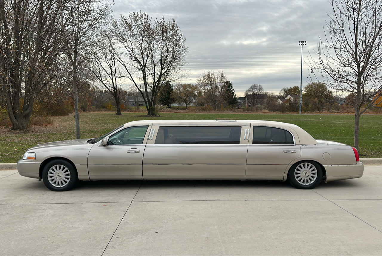 2003 Lincoln Town Car Executive photo 2