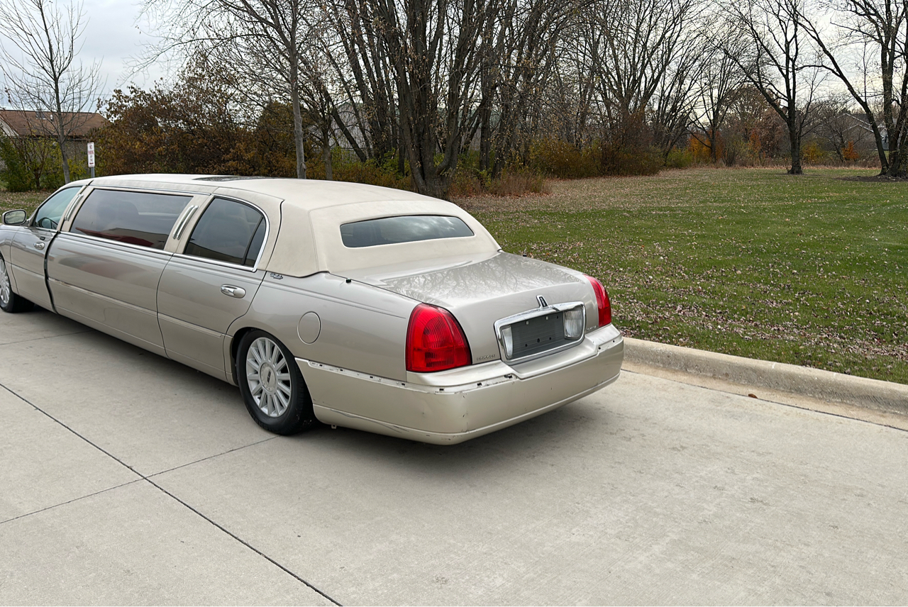 2003 Lincoln Town Car Executive photo 3