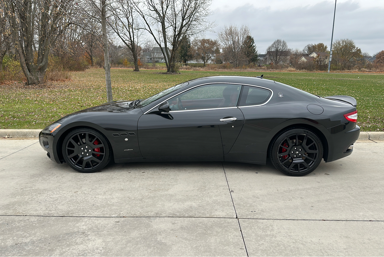 2010 Maserati Granturismo S Automatic photo 2