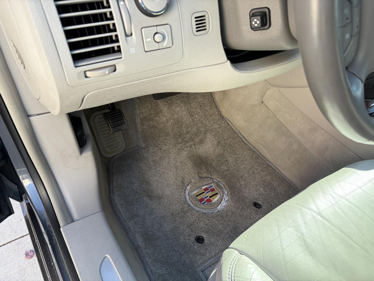 Cadillac DTS Premium w/ Navi 2011