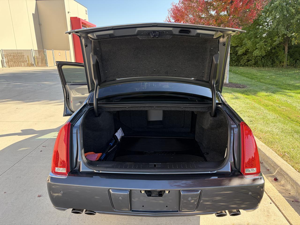 Cadillac DTS Premium w/ Navi 2011
