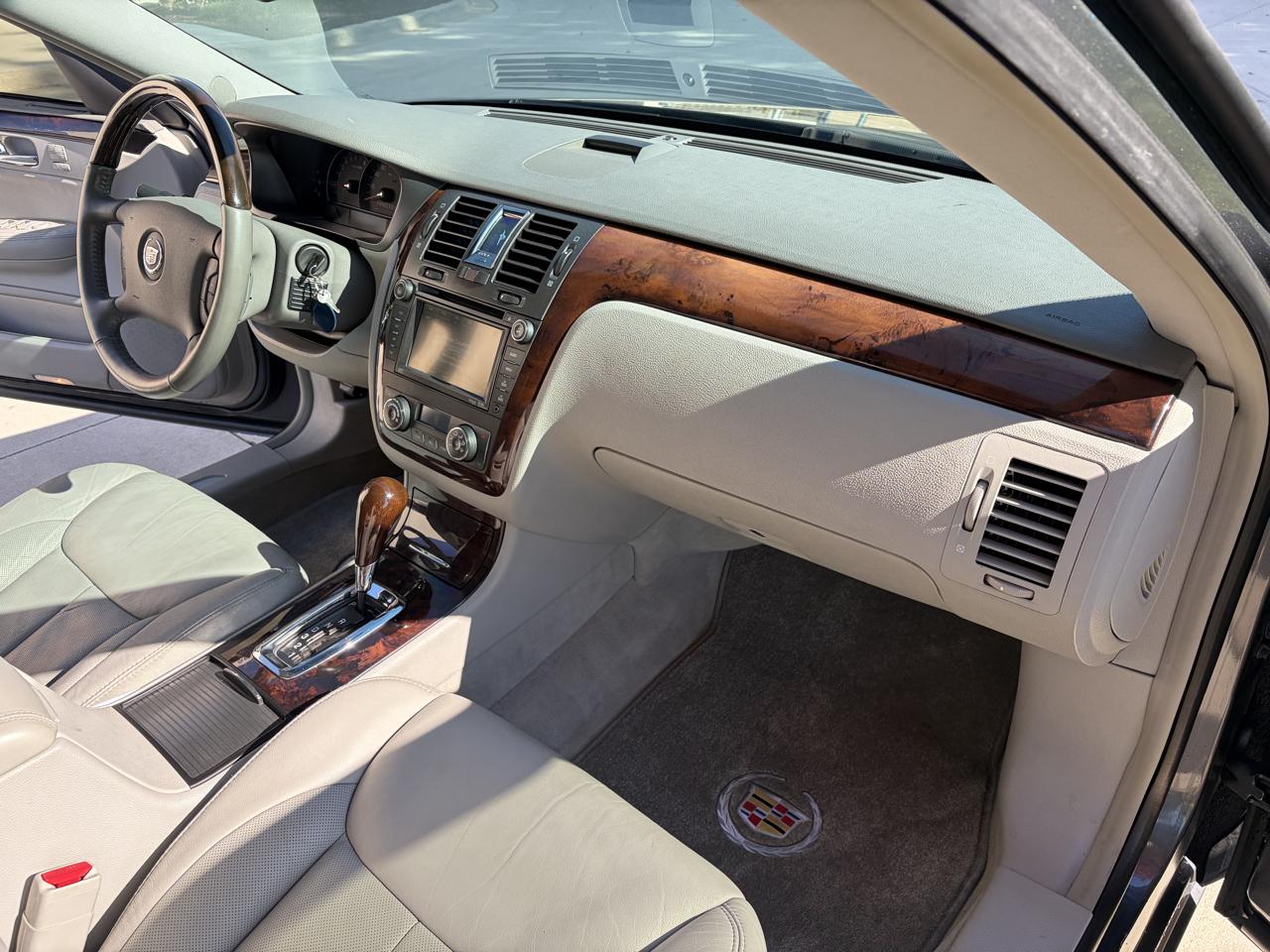 Cadillac DTS Premium w/ Navi 2011