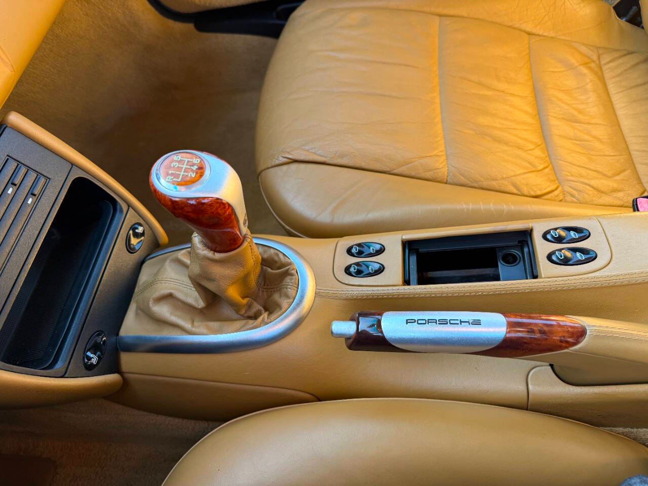 Porsche 911 Carrera 4 2D Cabriolet 2000