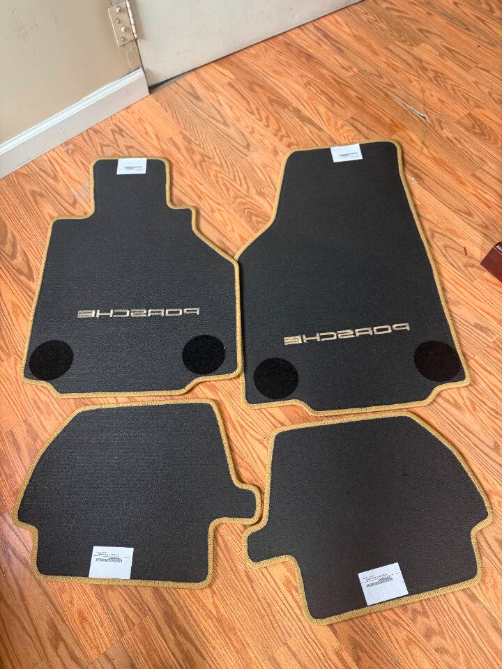 Porsche 911 Carrera 4 2D Cabriolet 2000