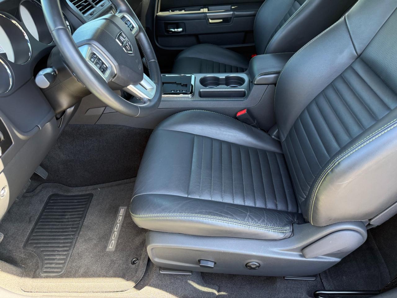 Dodge Challenger 2dr Cpe R/T Classic 2011