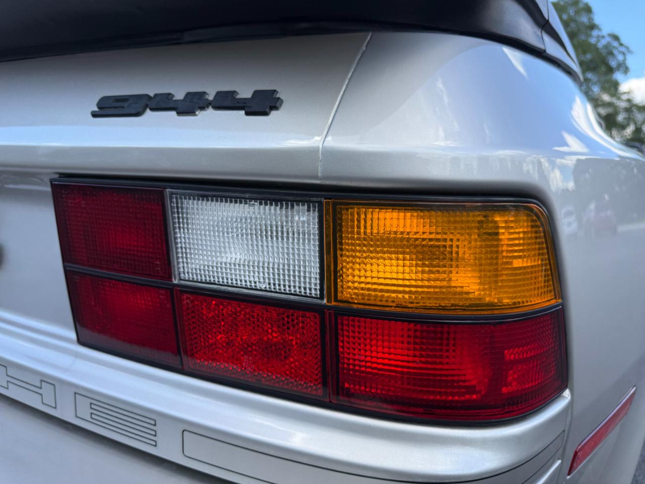 Porsche 944 2dr Coupe 5-Spd 1988