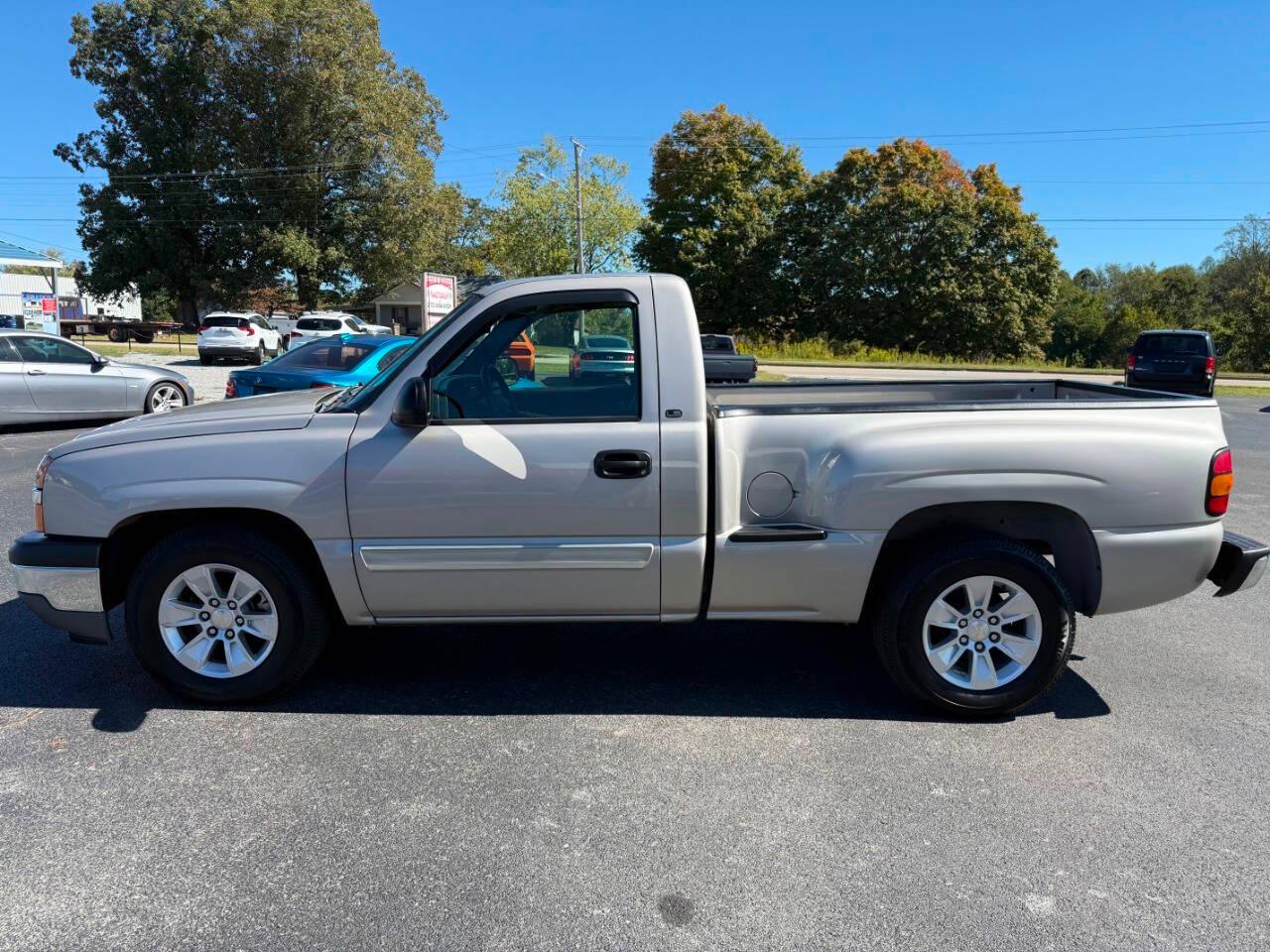 Chevrolet Silverado 1500 Reg Cab 119.0" WB LS 2005