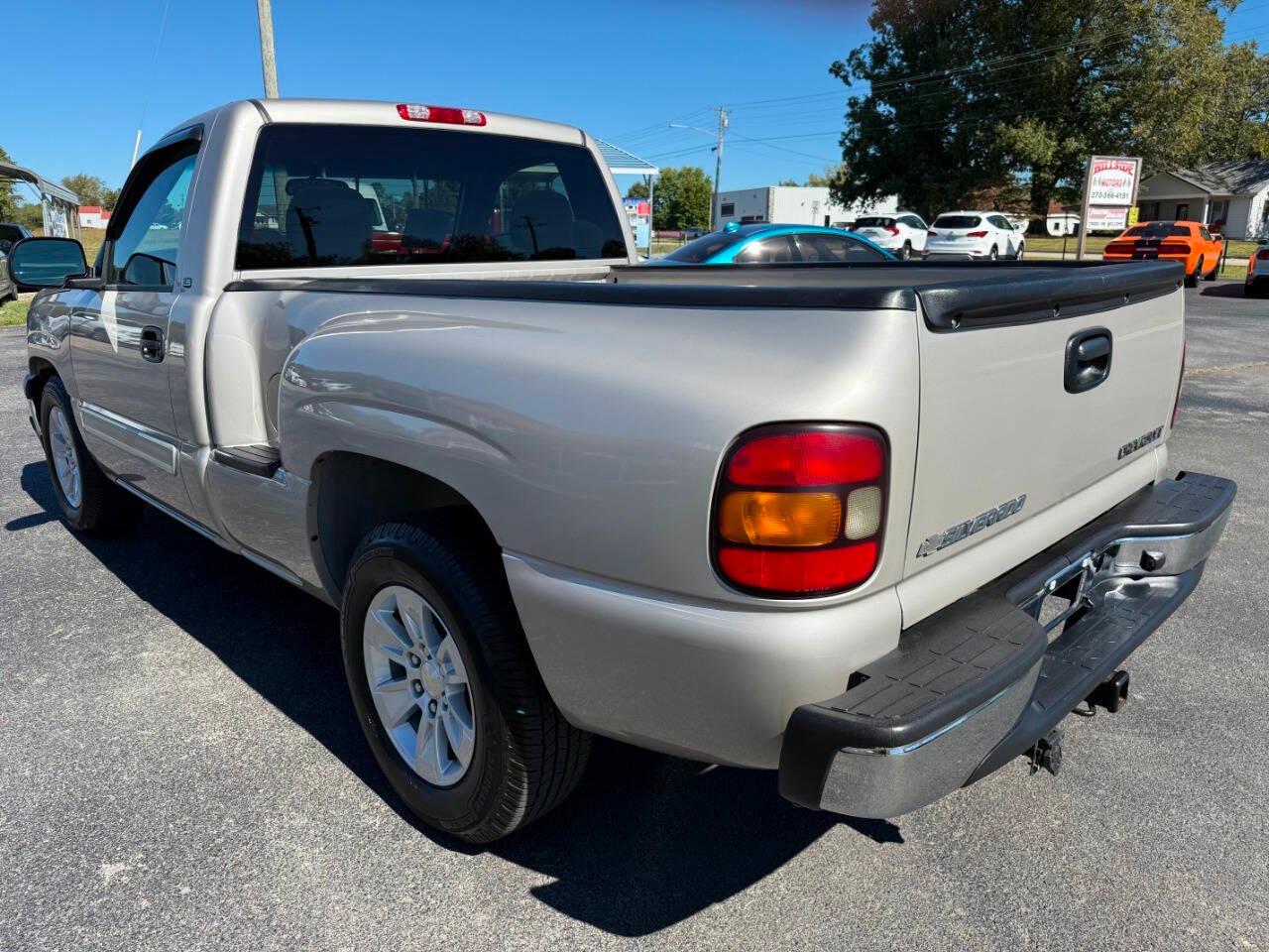Chevrolet Silverado 1500 Reg Cab 119.0" WB LS 2005