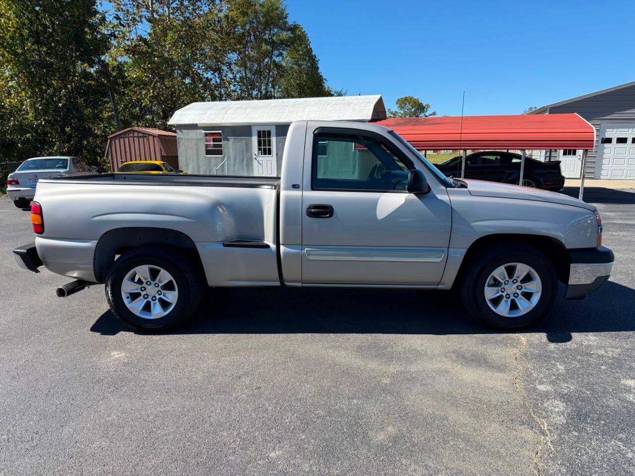 Chevrolet Silverado 1500 Reg Cab 119.0" WB LS 2005