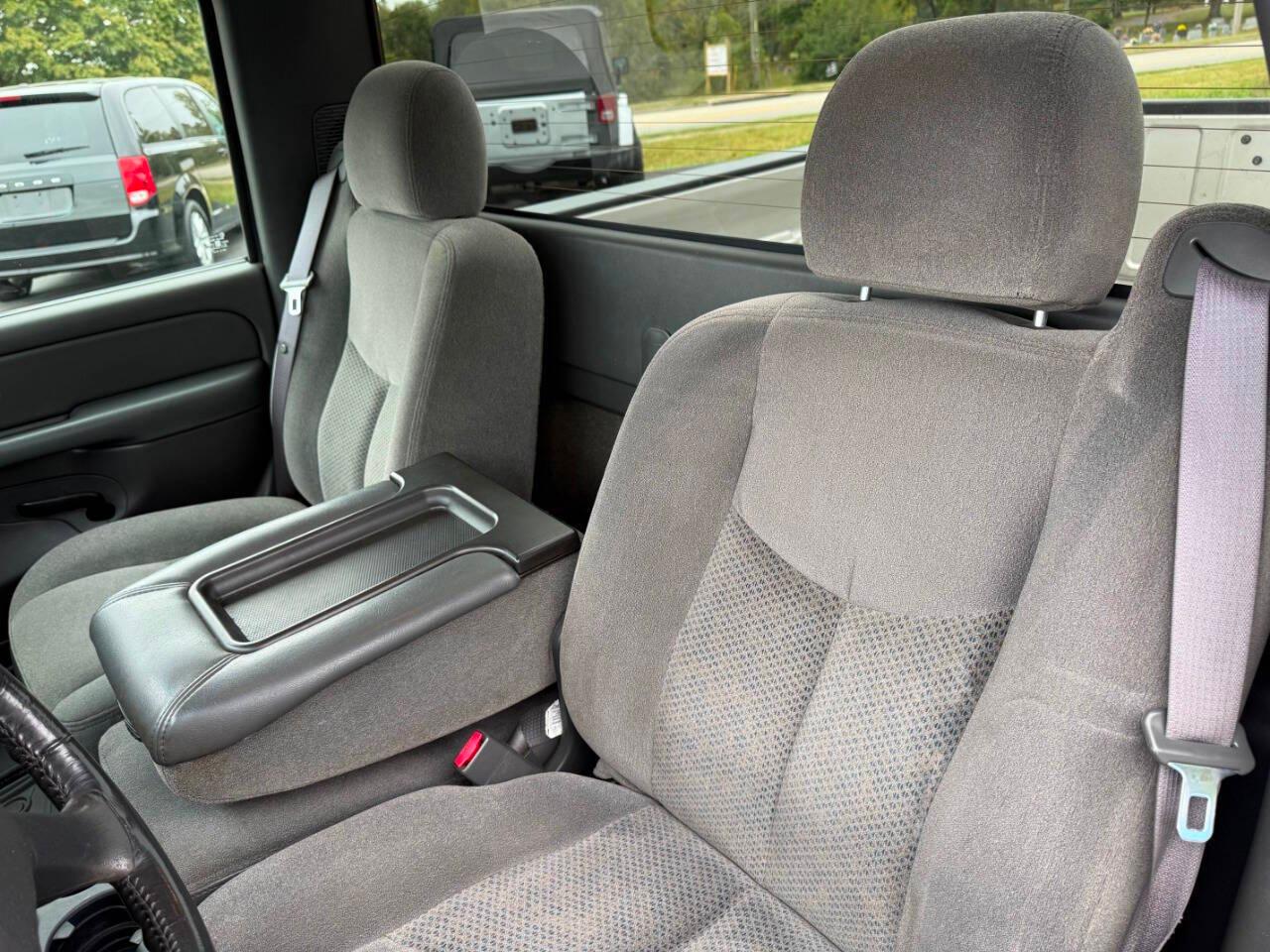 Chevrolet Silverado 1500 Reg Cab 119.0" WB LS 2005