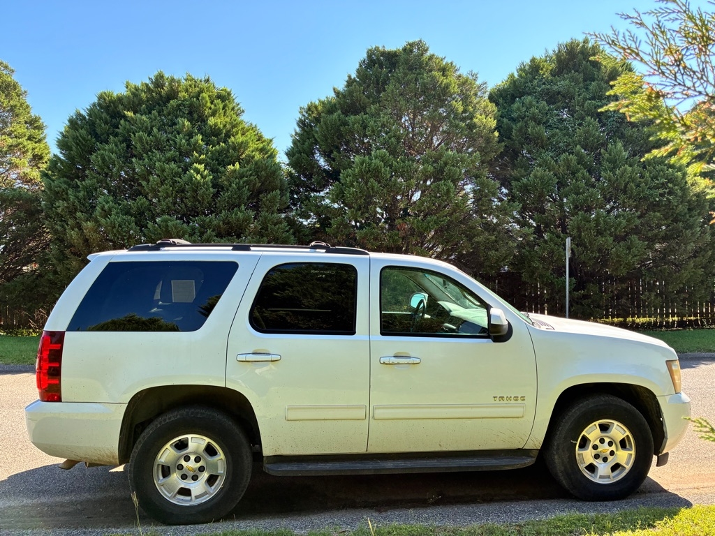 2011 Chevrolet Tahoe LS photo 3