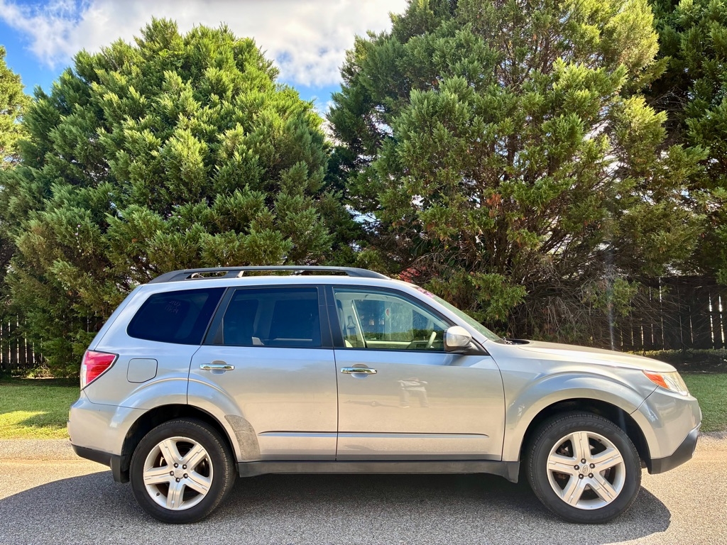 2010 Subaru Forester 2.5X Premium photo 3
