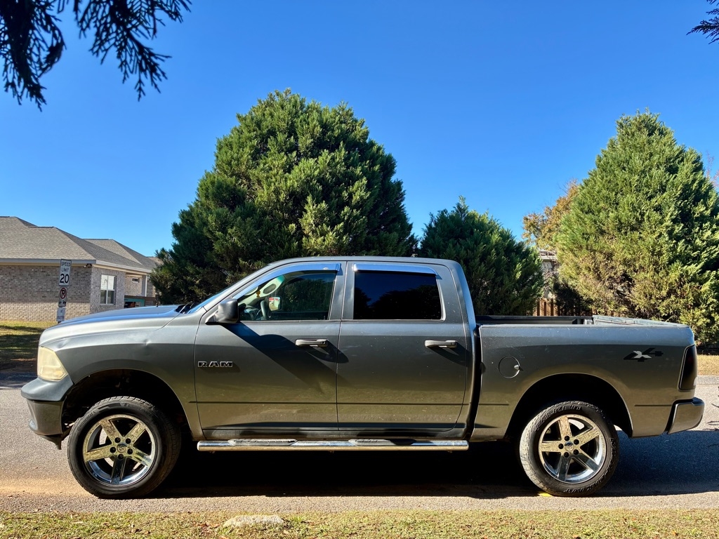 Dodge Ram 1500 4WD Crew Cab 140.5" ST 2010