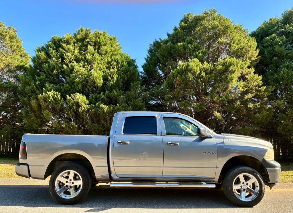 Dodge Ram 1500 4WD Crew Cab 140.5" ST 2010