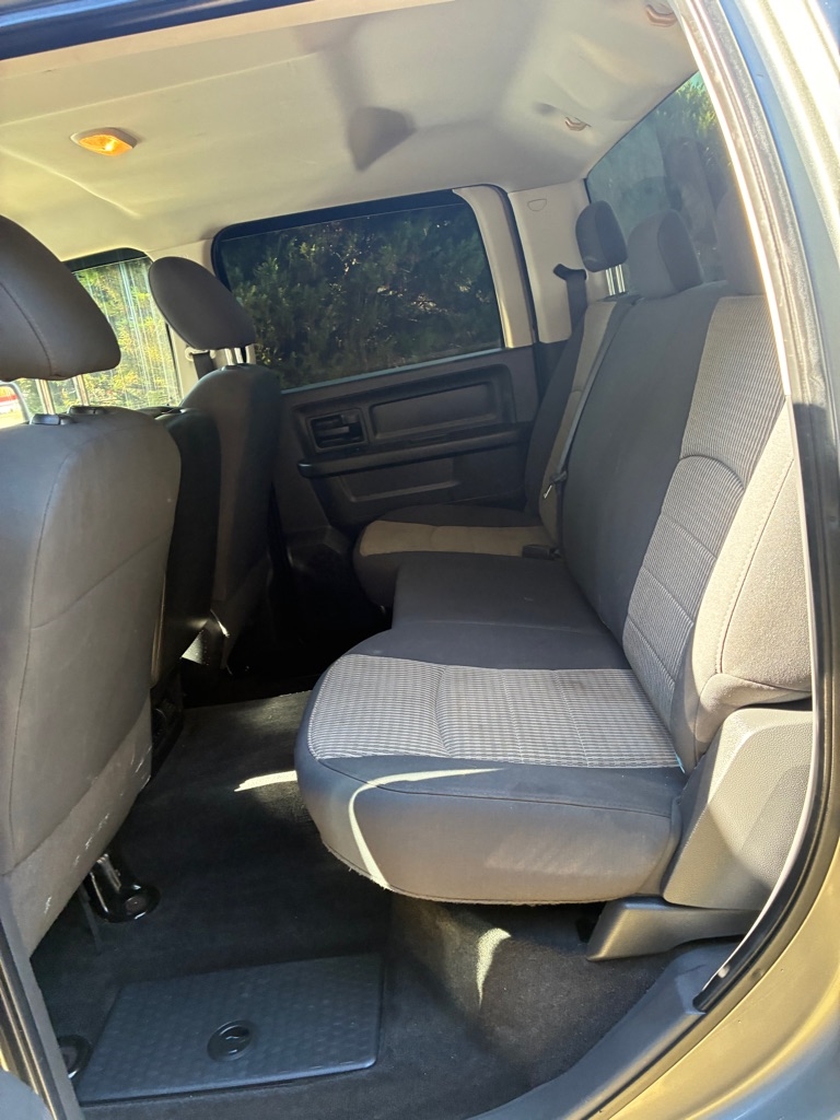 Dodge Ram 1500 4WD Crew Cab 140.5" ST 2010