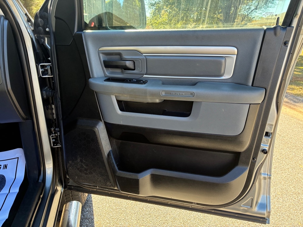 Dodge Ram 1500 4WD Crew Cab 140.5" ST 2010