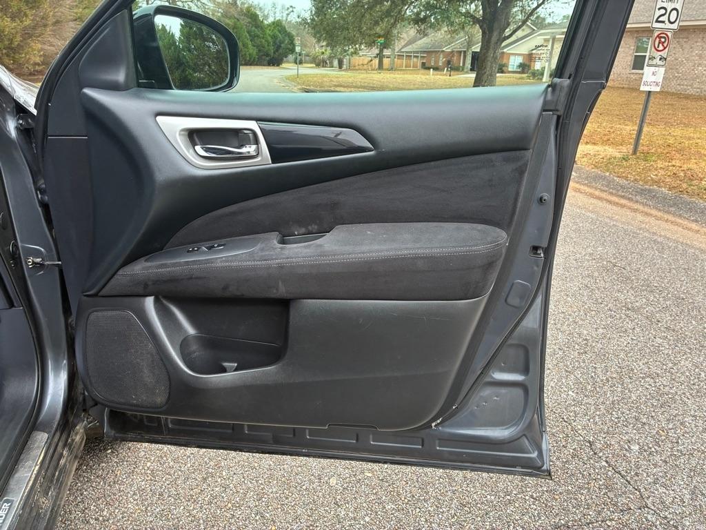 Nissan Pathfinder 2WD 4dr SV 2013