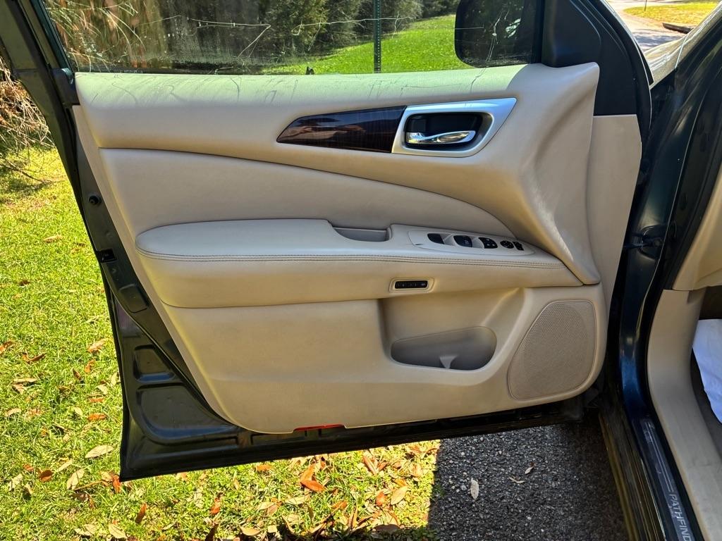 Nissan Pathfinder 2WD 4dr SL 2014