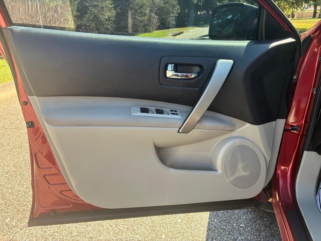 Nissan Rogue Select photo 8