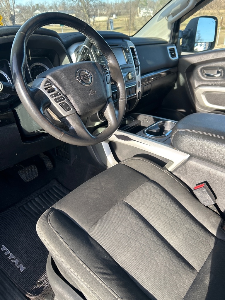 Nissan Titan SV Crew Cab 4WD 2017
