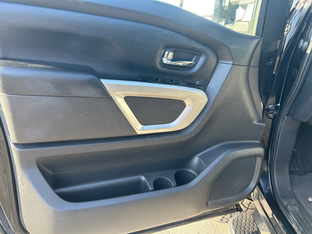 Nissan Titan SV Crew Cab 4WD 2017