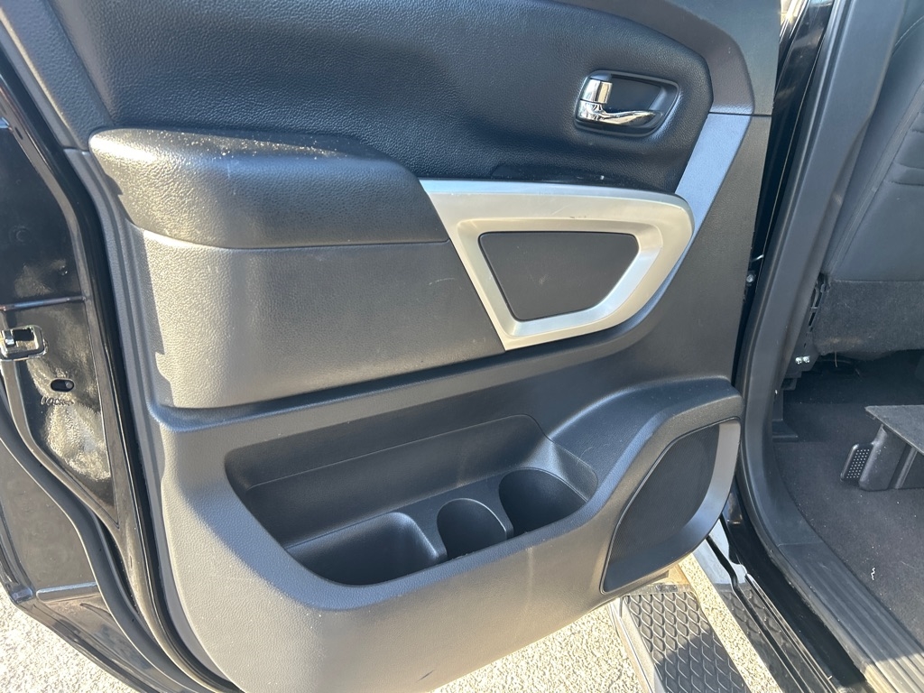 Nissan Titan SV Crew Cab 4WD 2017