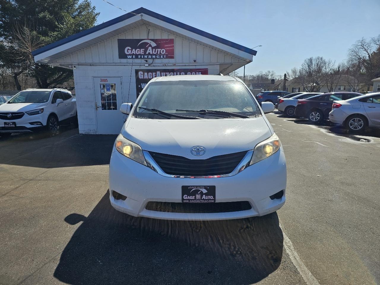 Toyota Sienna LE AWD 7-Passenger V6 2012