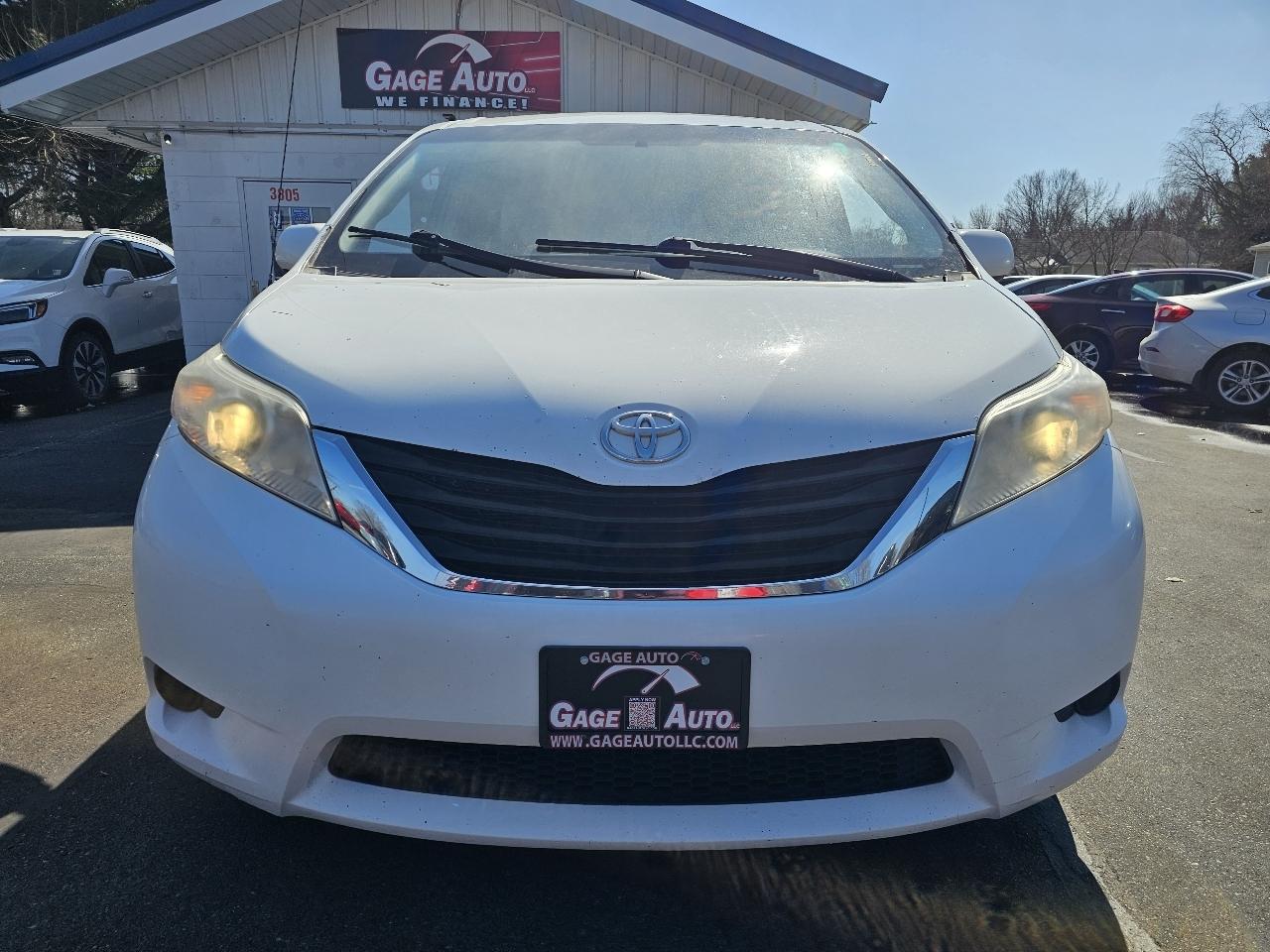 Toyota Sienna LE AWD 7-Passenger V6 2012