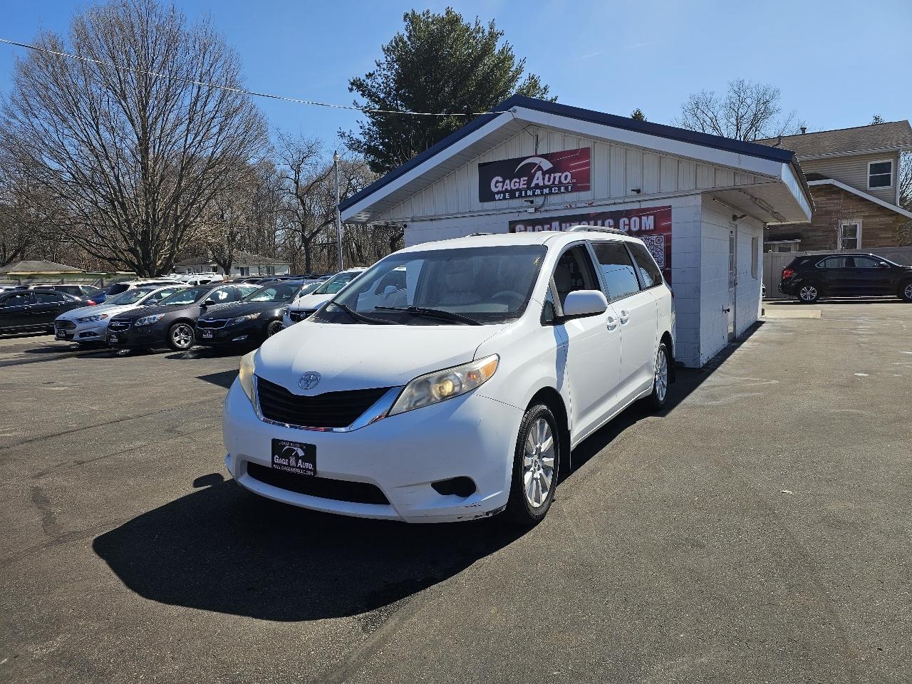 Toyota Sienna LE AWD 7-Passenger V6 2012