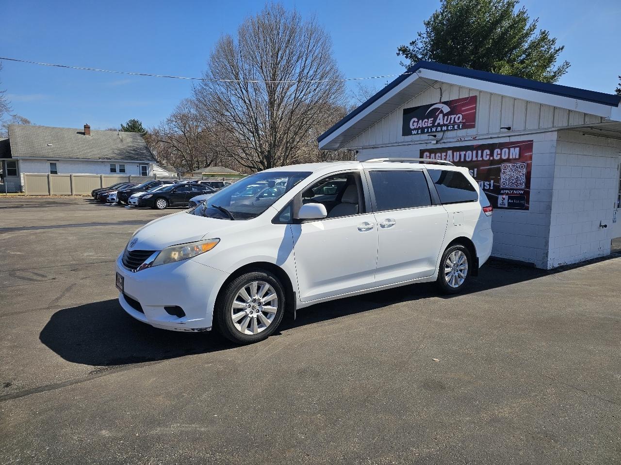 Toyota Sienna LE AWD 7-Passenger V6 2012