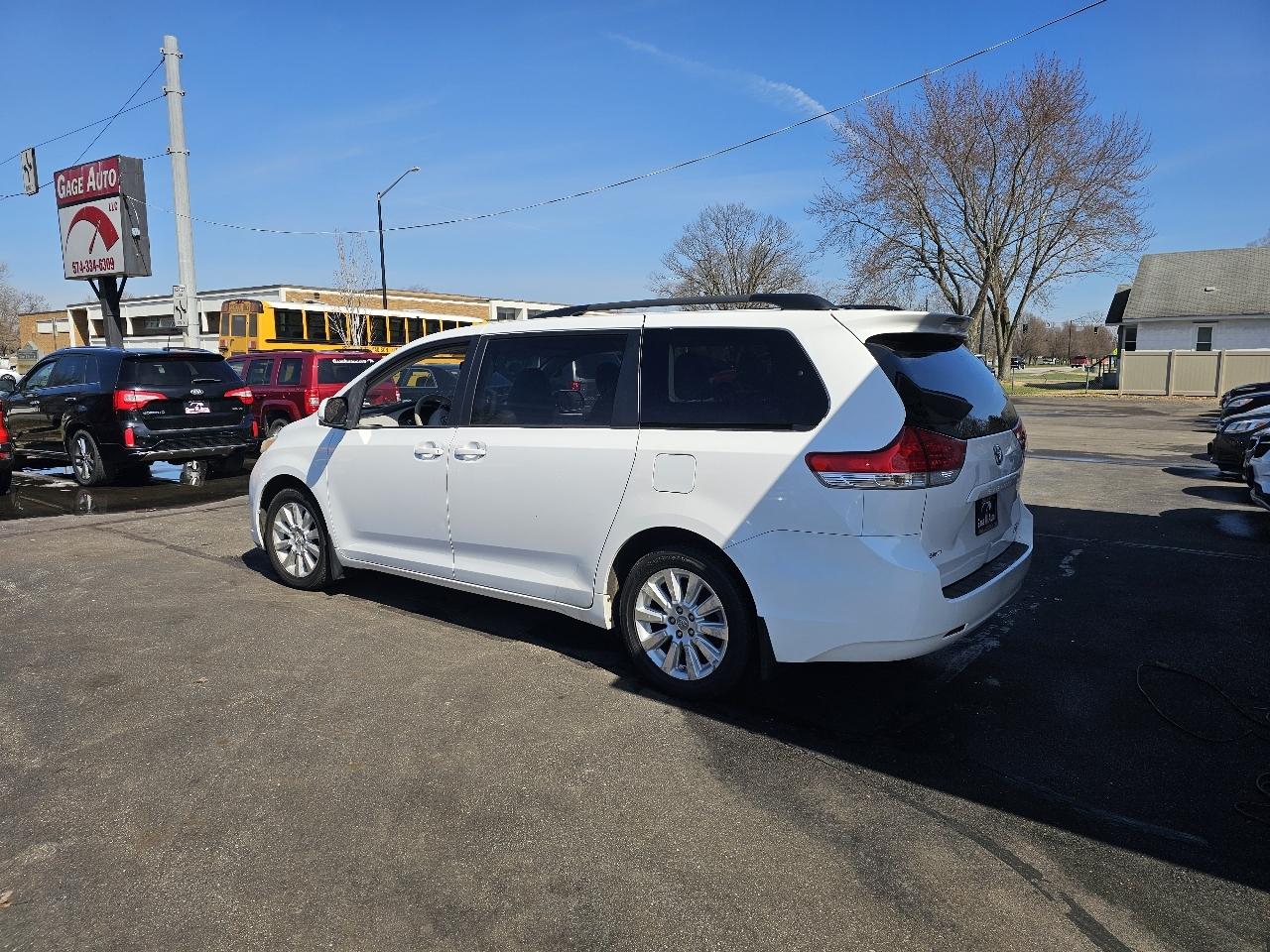 Toyota Sienna LE AWD 7-Passenger V6 2012