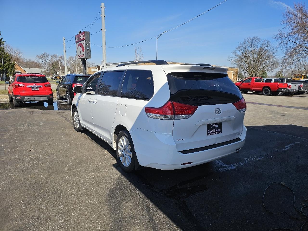 Toyota Sienna LE AWD 7-Passenger V6 2012
