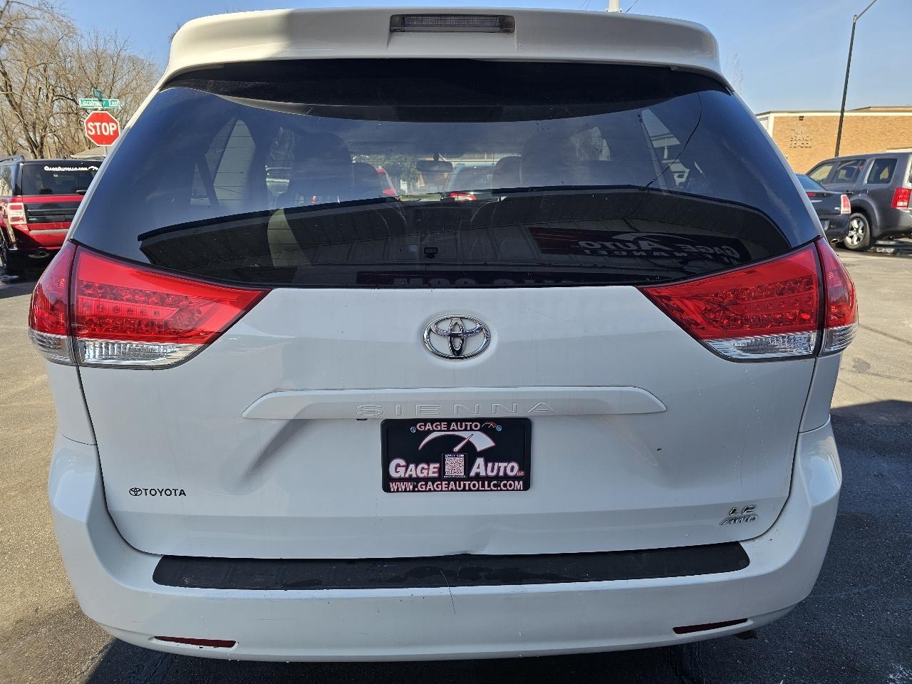 Toyota Sienna LE AWD 7-Passenger V6 2012