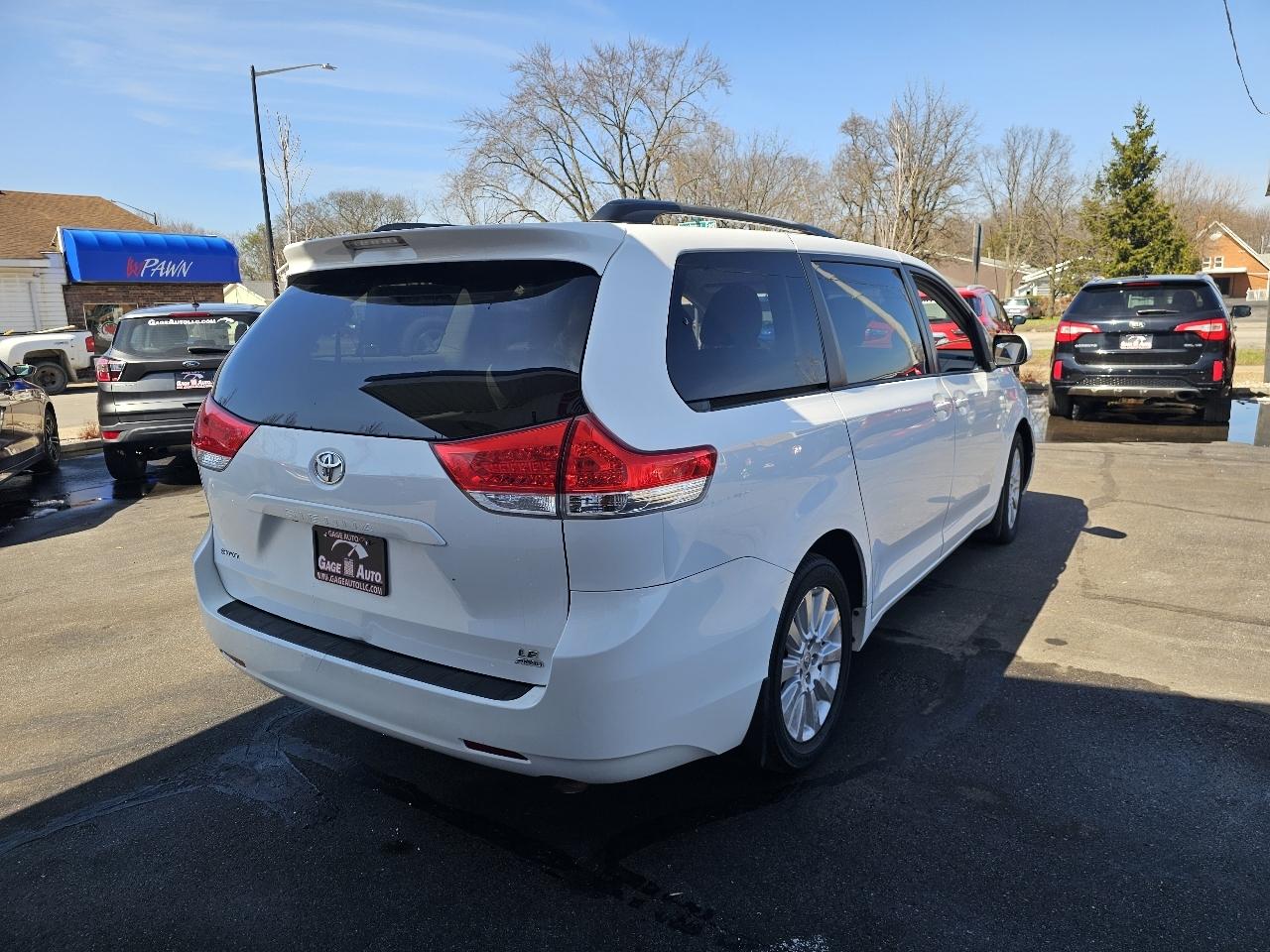 Toyota Sienna LE AWD 7-Passenger V6 2012