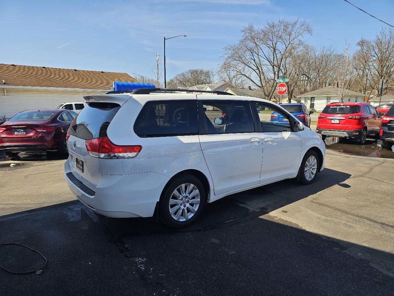 Toyota Sienna LE AWD 7-Passenger V6 2012