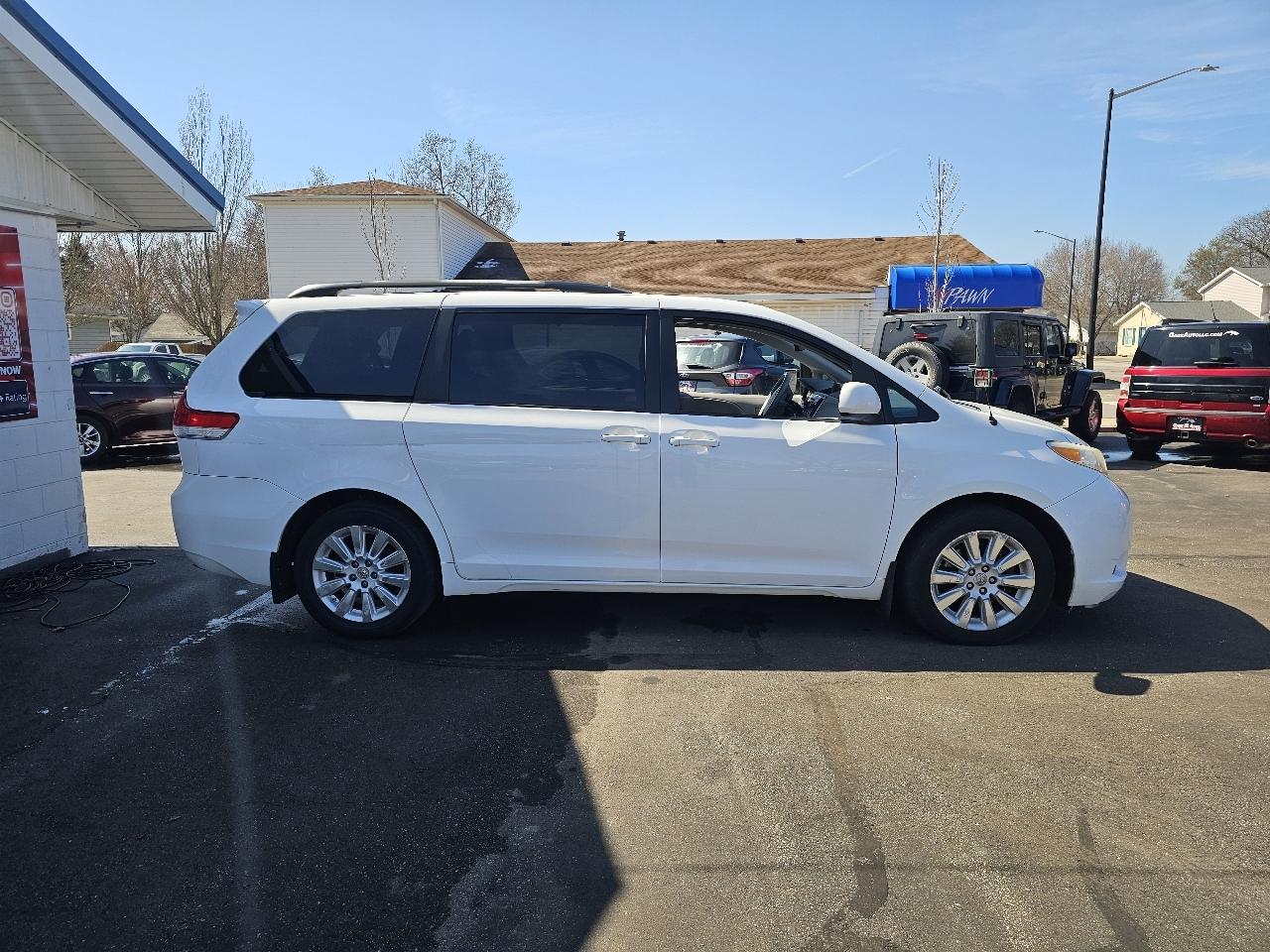 Toyota Sienna LE AWD 7-Passenger V6 2012