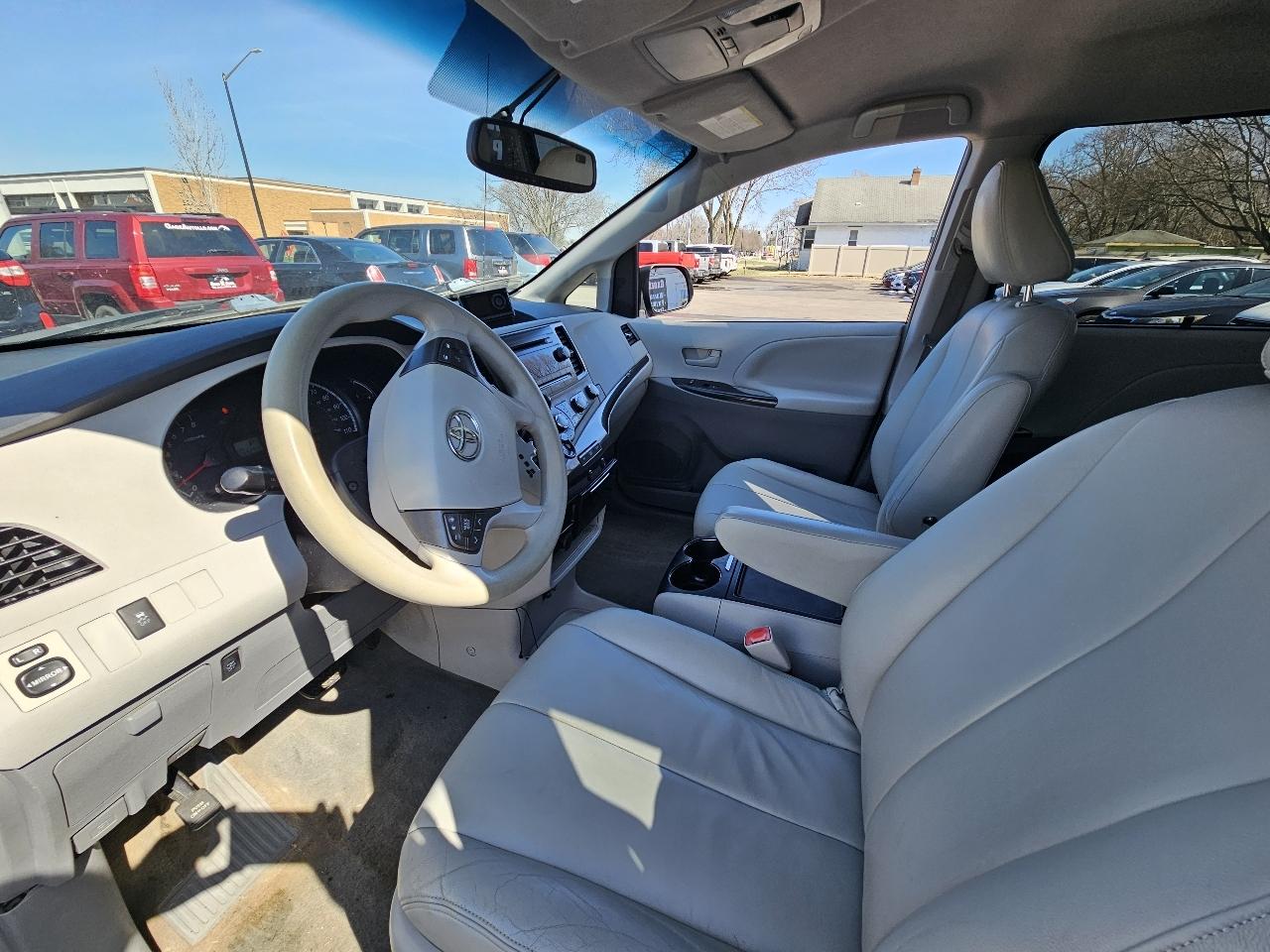 Toyota Sienna LE AWD 7-Passenger V6 2012