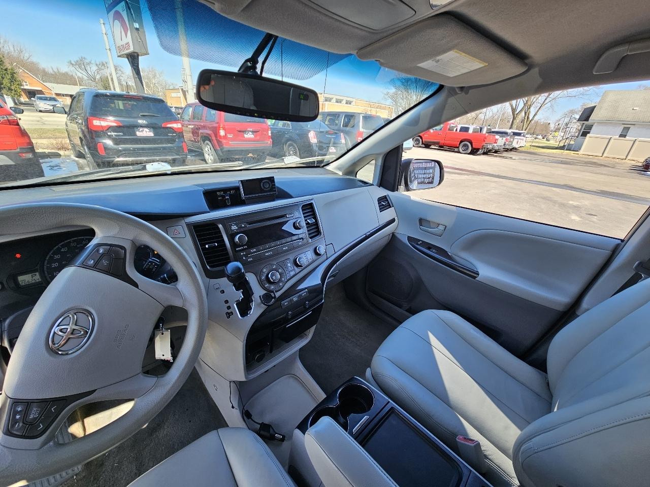 Toyota Sienna LE AWD 7-Passenger V6 2012