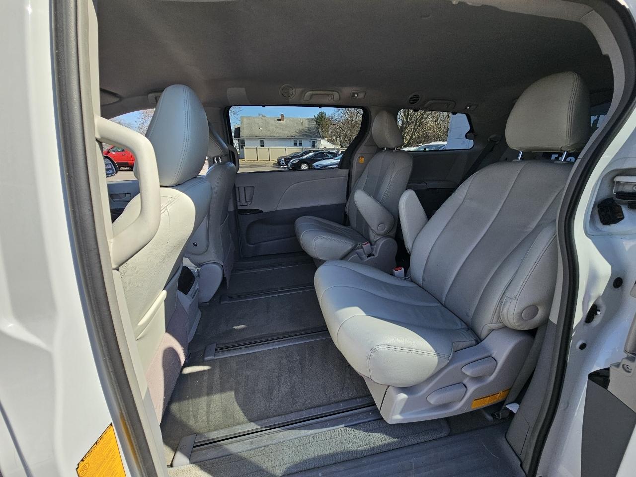 Toyota Sienna LE AWD 7-Passenger V6 2012