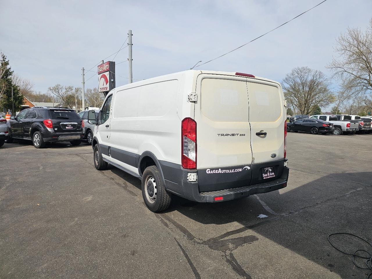 Ford Transit 250 Van Low Roof w/Sliding Pass. 130-in. WB 2015