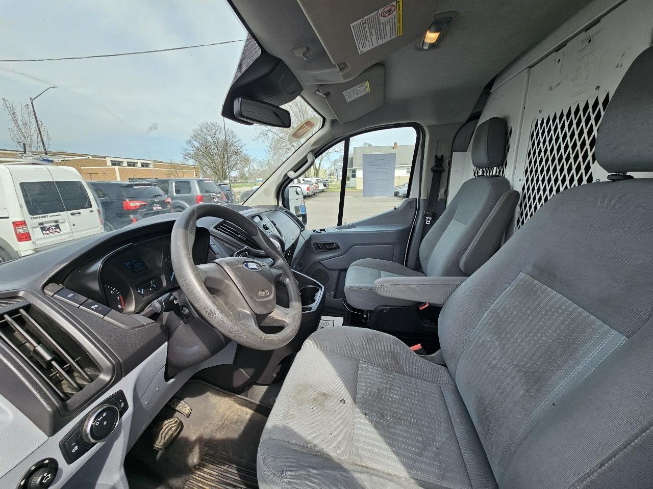 Ford Transit 250 Van Low Roof w/Sliding Pass. 130-in. WB 2015