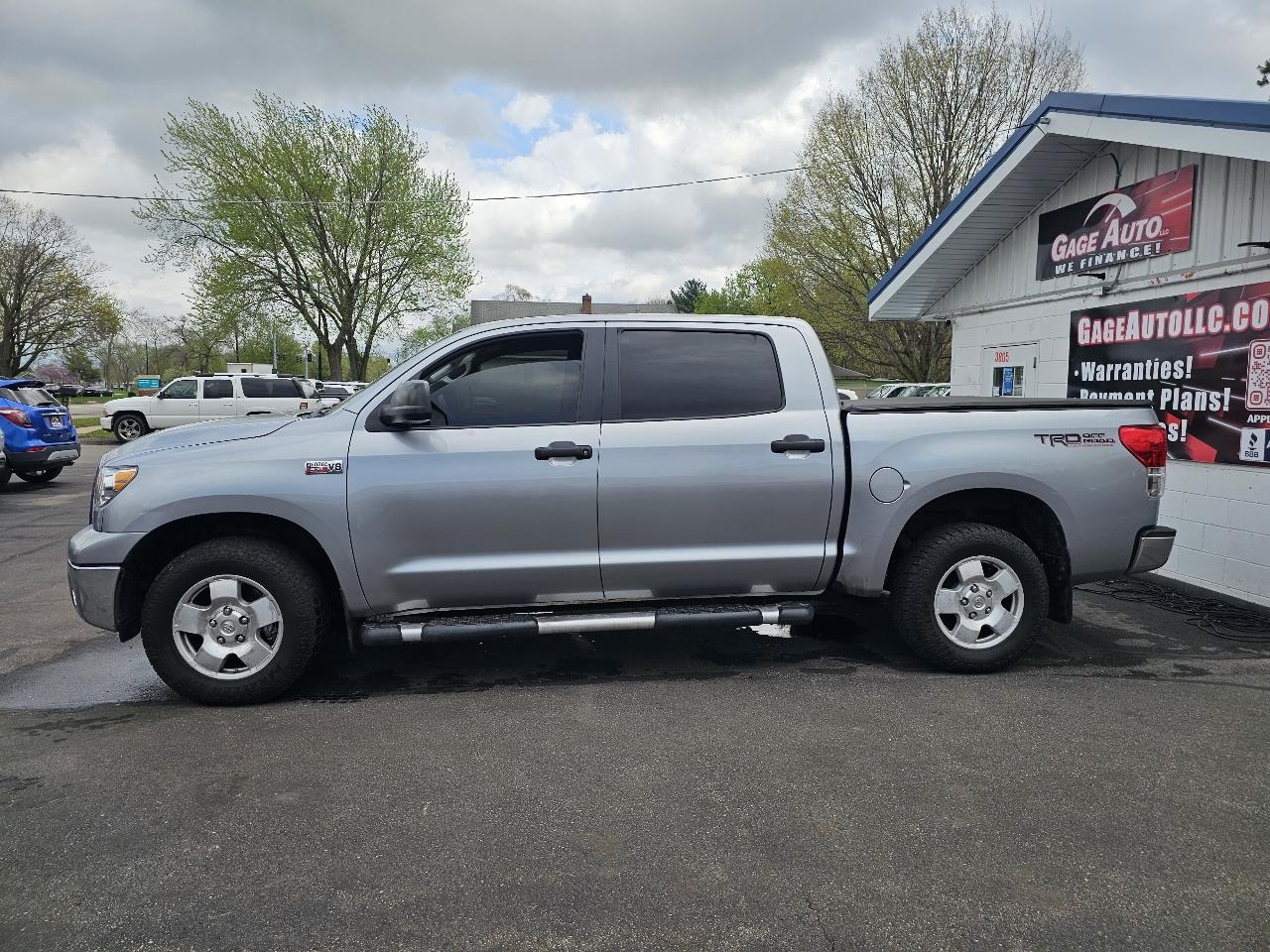 Toyota Tundra Tundra-Grade CrewMax 5.7L 4WD 2011