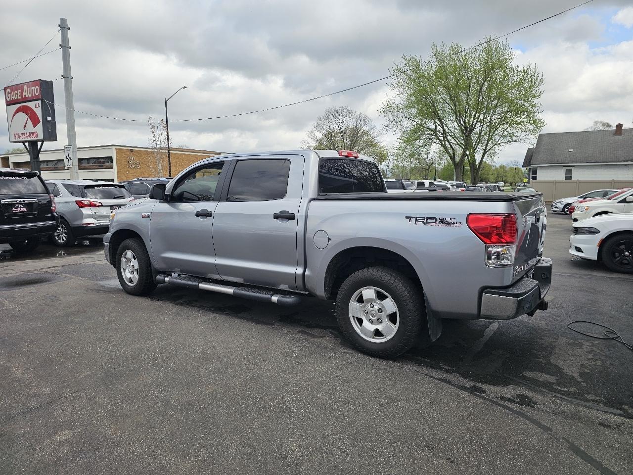 Toyota Tundra Tundra-Grade CrewMax 5.7L 4WD 2011