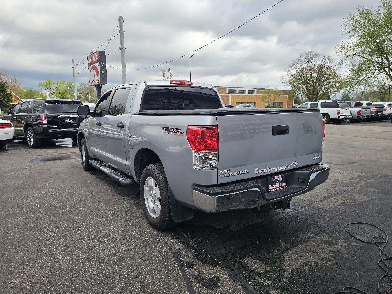Toyota Tundra Tundra-Grade CrewMax 5.7L 4WD 2011