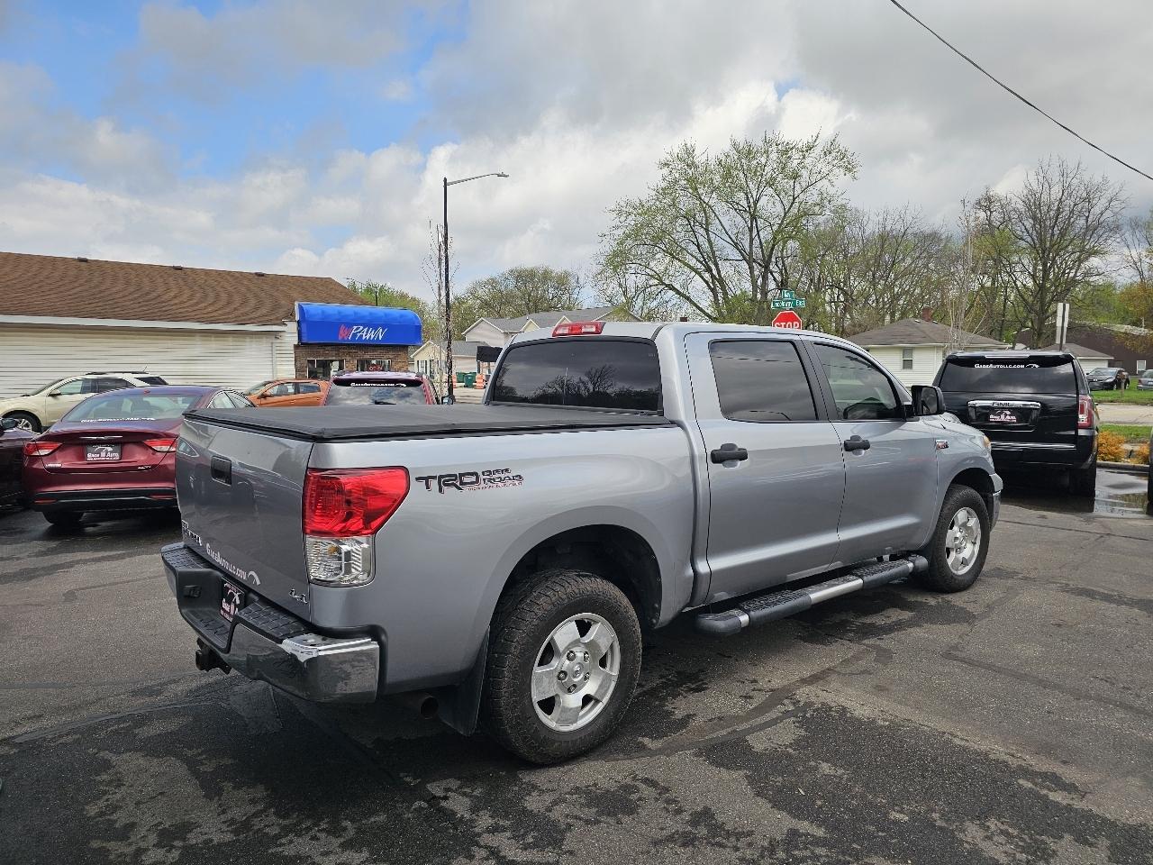 Toyota Tundra Tundra-Grade CrewMax 5.7L 4WD 2011