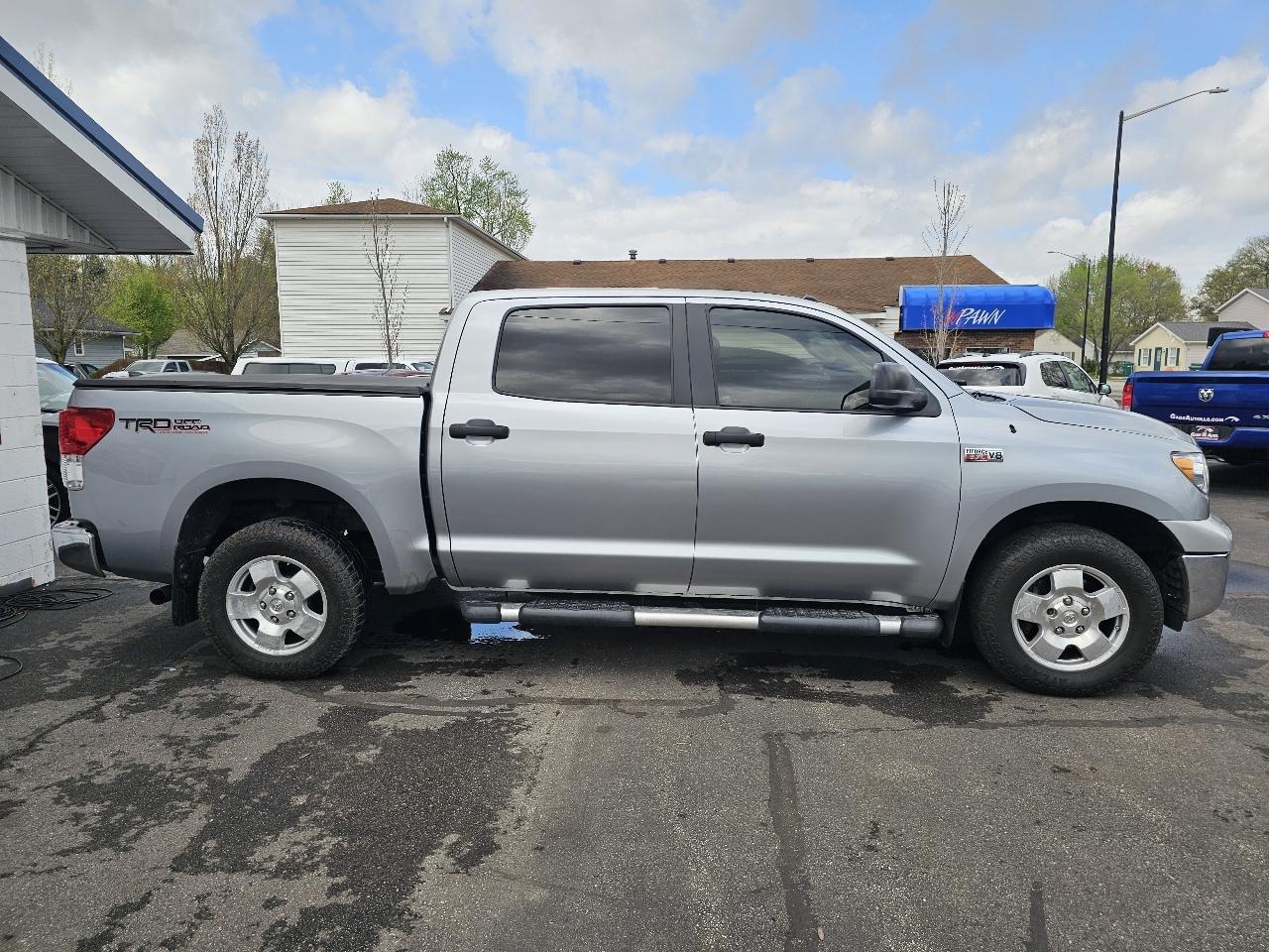 Toyota Tundra Tundra-Grade CrewMax 5.7L 4WD 2011