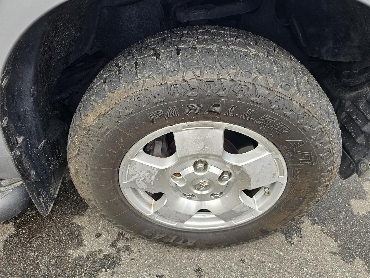 Toyota Tundra Tundra-Grade CrewMax 5.7L 4WD 2011