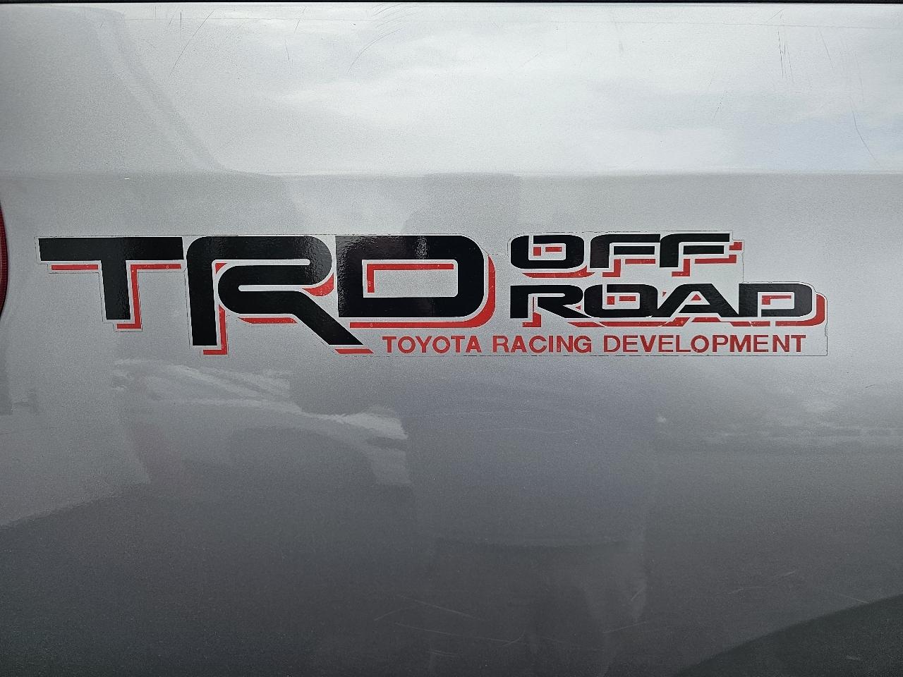 Toyota Tundra Tundra-Grade CrewMax 5.7L 4WD 2011