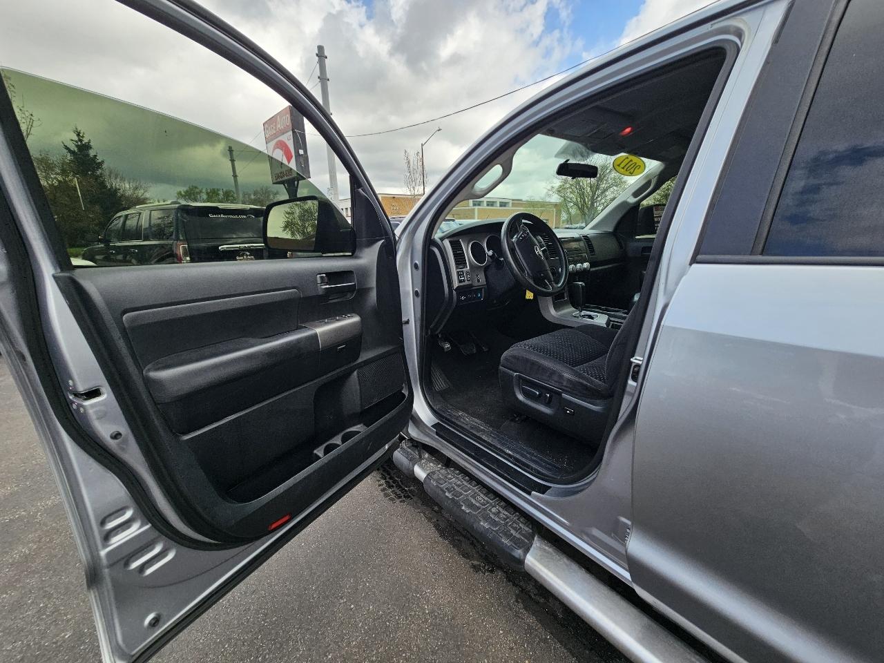 Toyota Tundra Tundra-Grade CrewMax 5.7L 4WD 2011